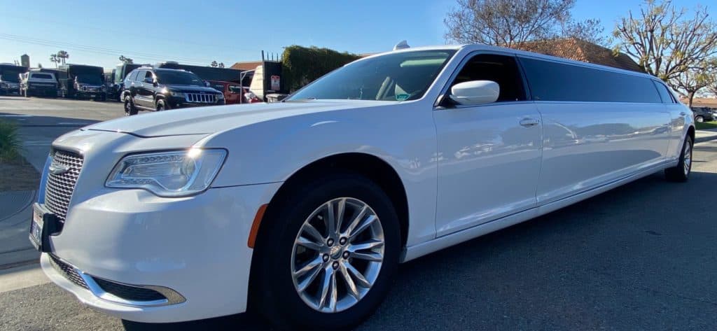 Stretch Chrysler 300 White (1-12 passengers)