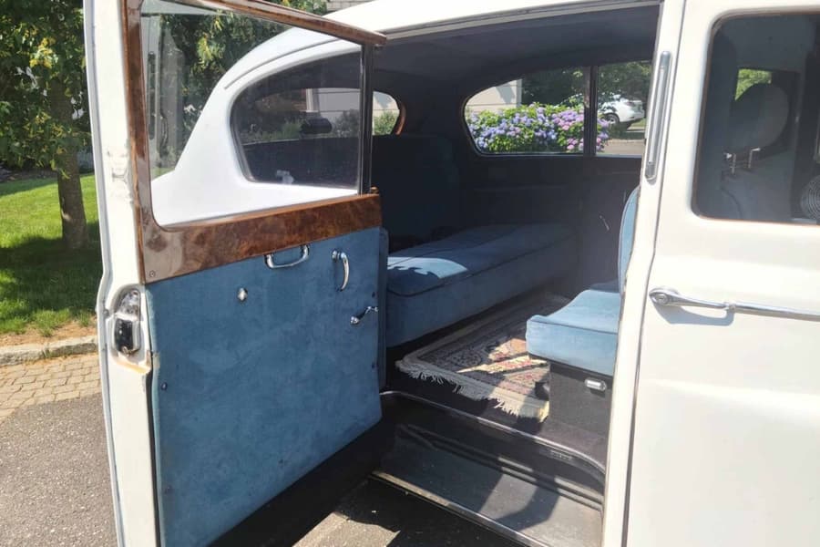 Lincoln MKT 10 Passenger Mini Bar