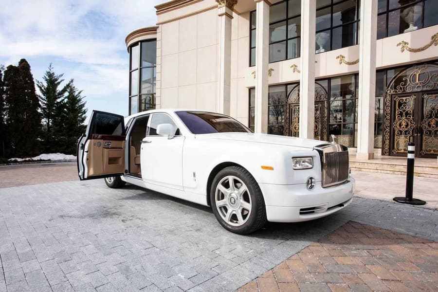 Dual Axle Escalade 20 Passenger VIP Section