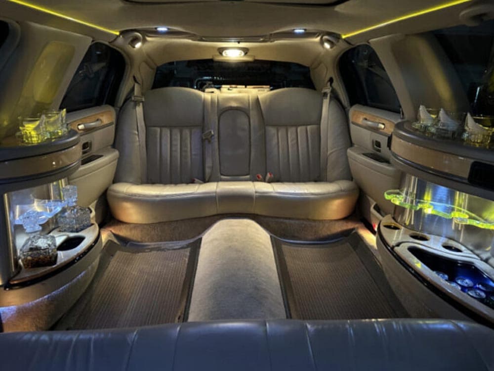 6 Passenger Lincoln Towncar