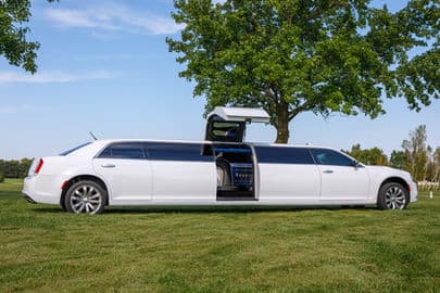 7-11 passenger, stretched Chrysler 300