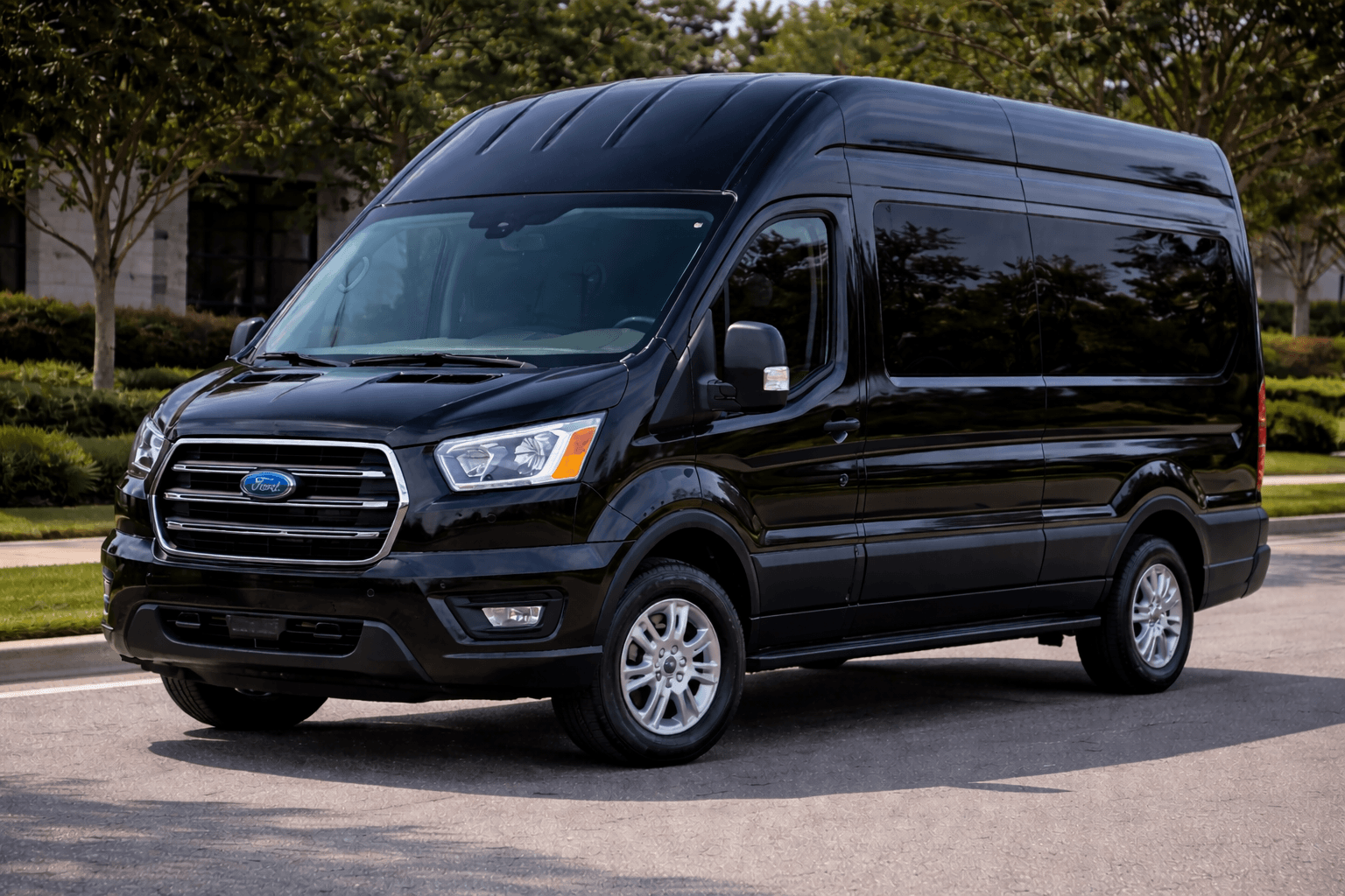 Ford Transit 350 XLT (10 to 14 PAX)