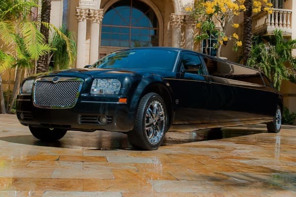 8 Capacity Chrysler 300 Stretch Limo